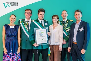 Man sieht den Heimatschutzverein Lichtenau 1663 e. V. und die Westfalen Weser Klima.Sieger Jury