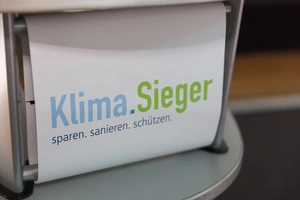 Ein Schild auf dem Klimasieger steht