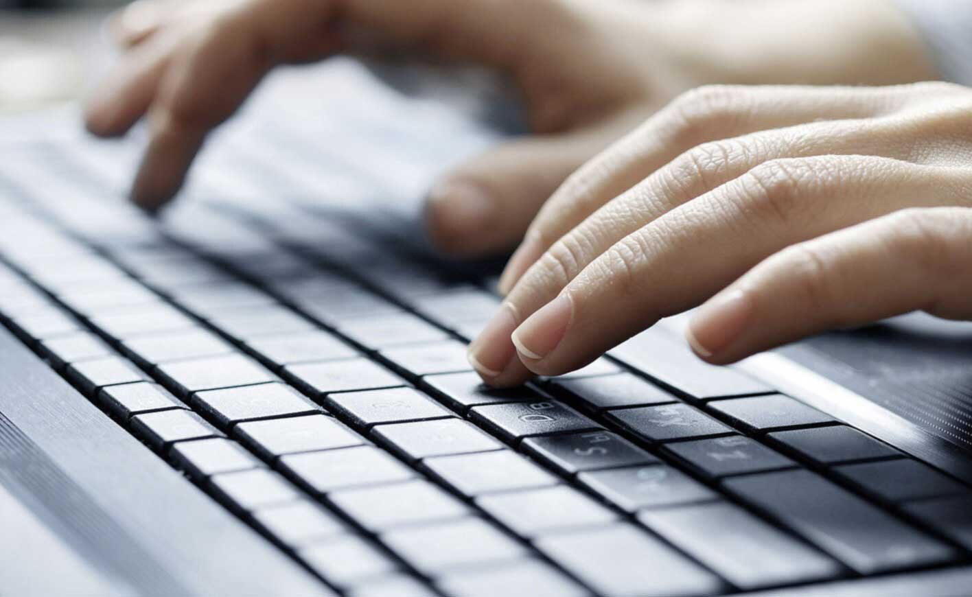 Nahaufnahme einer Tastatur mit Händen
