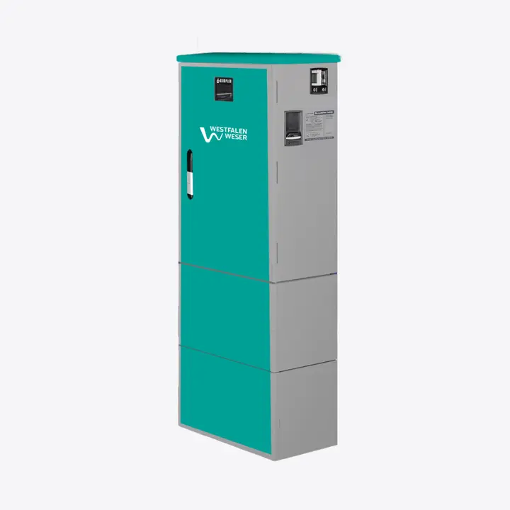 Eine graue Ladesäule mit türkisfarbenem Streifen stehen bereit zum Laden von Elektrofahrzeugen.