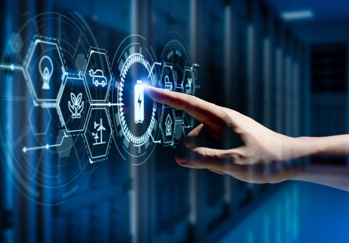 Mit der energetischen Optimierung zum integrierten Energiesystem Ein Finger tippt auf einen Display, auf dem die verschiedenen Bestandteile eines Energiesystems abgebildet sind: Von Batteriespeicher über erneuerbare Energien bis hin zur Elektromobilität.