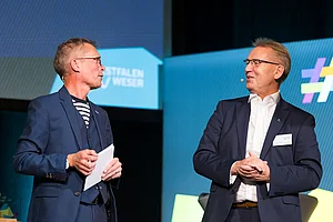 Herzliche Begrüßung durch Jürgen Noch und Ingo Börchers Jürgen Noch und Ingo Börchers als Moderatoren unterhalten sich auf der Bühne der Preisverleihung des WW Kulturpreises 2026.