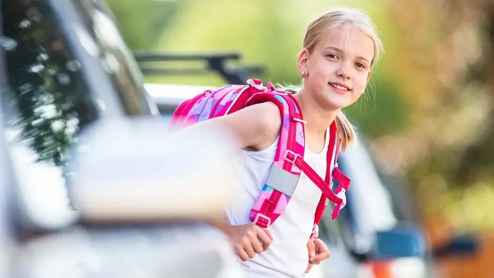 Schulkind am Straßenrand
