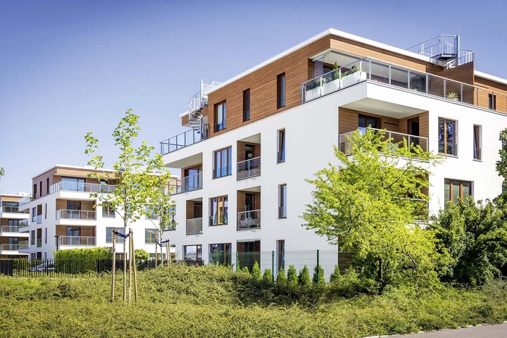 Moderne Mehrfamilienhäuser in einer grünen Siedlung