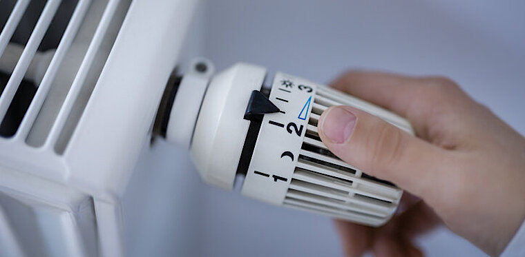 Heizkörper und Heizungsthermostat eingestellt auf Stufe 2,1