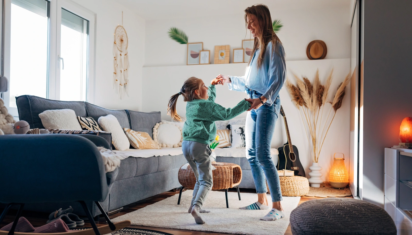 Mutter und Tochter Tanzen im Wohnzimmer