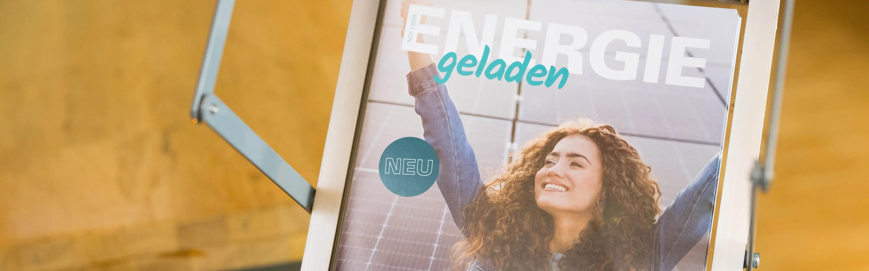 Die erste Ausgabe des Kundenmagazins ENERGIEgeladen liegt auf einer Auslage aus.