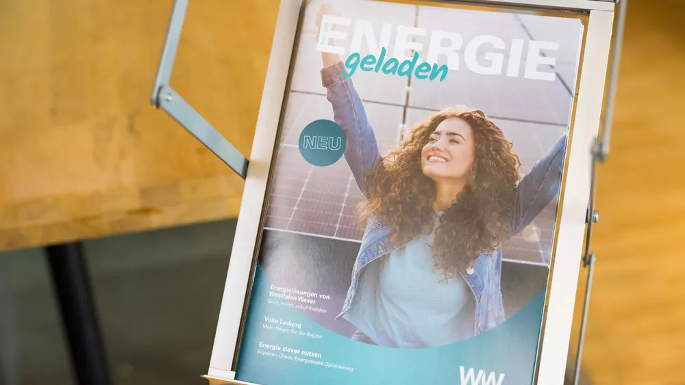 Die erste Ausgabe des Kundenmagazins ENERGIEgeladen liegt auf einer Auslage aus.