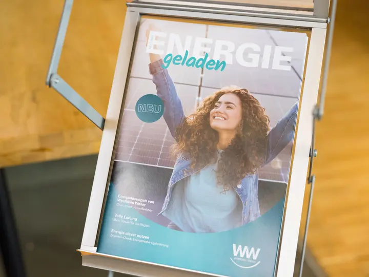 Die erste Ausgabe des Kundenmagazins ENERGIEgeladen liegt auf einer Auslage aus.