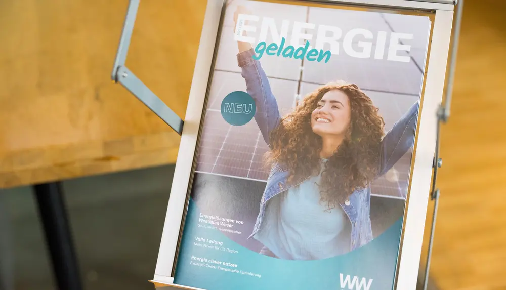 Die erste Ausgabe des Kundenmagazins ENERGIEgeladen liegt auf einer Auslage aus.