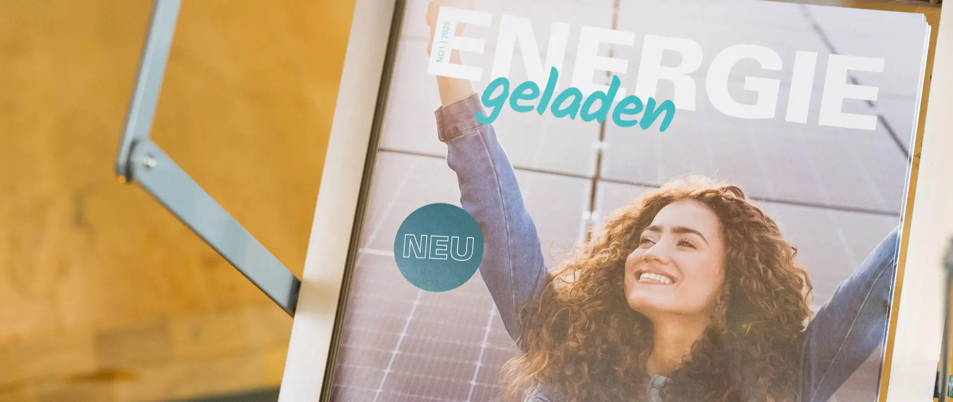 Die erste Ausgabe des Kundenmagazins ENERGIEgeladen liegt auf einer Auslage aus.