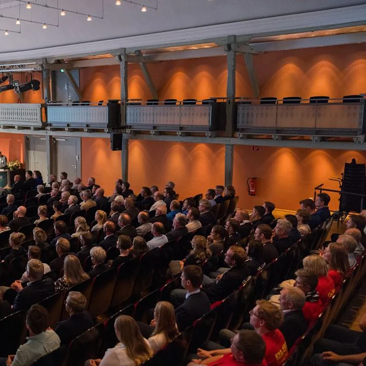 Man sieht einen großen Saal während der Westfalen Weser Klima.Sieger Preisverleihung 2025. Ein Teil der Bühne mit Redner kann man auch erkennen.