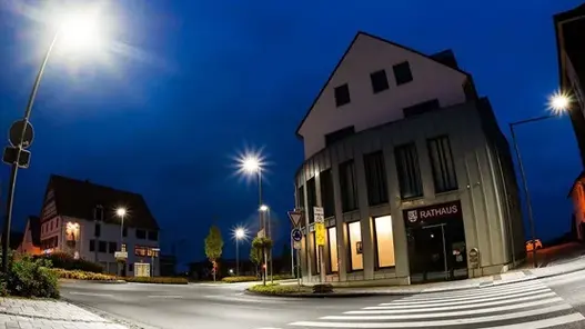Helle Straßenbeleuchtung