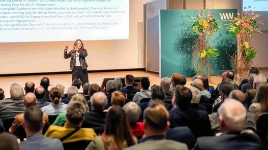Anna Kopp referiert vor Publikum
