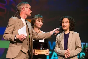 Westfalen Weser KulturStarter Preisverleihung. Zwei Frauen werden auf der Bühne der Verleihung zum KulturStarter von einem Mann interviewt.