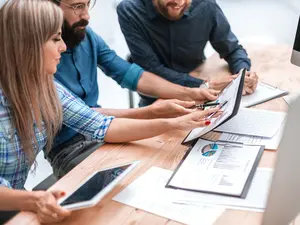 Individuelle Besprechung der Handlungsempfehlungen aus der energetischen Optimierung Strategische Entscheider*innen eines Unternehmens sitzen zusammen und besprechen auf Grundlage des Potenzialberichts aus der energetischen Optimierung, welche nächsten Schritte und Energielösungen umgesetzt werden sollen.