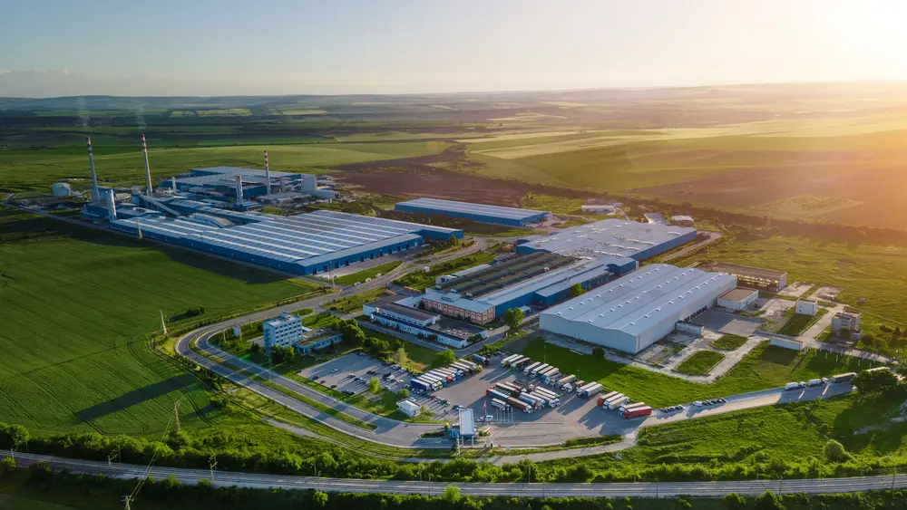 Ein großer Industriebetrieb mit Fabrikhallen wird zuverlässig von energietechnischen Anlagen versorgt.