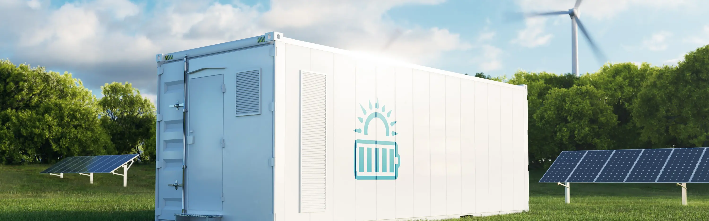 Ein weißer Batteriegroßspeicher mit steht vor Solarpaneelen und einem Windrad auf einer Wiese.