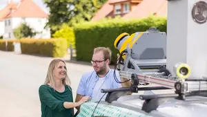 Zwei Personen am Geoscan Auto