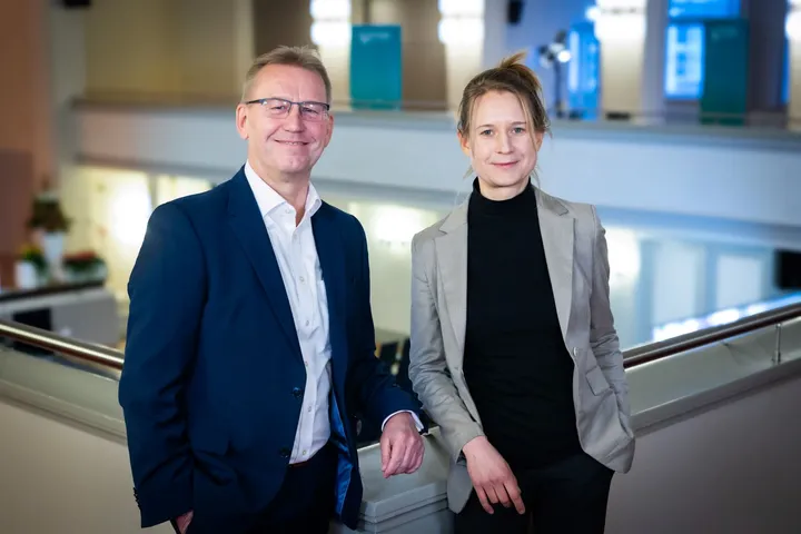 Westfalen Weser Forum Redner Man sieht Jürgen Noch, den GF von Westfalen Weser und Prof.in Dr.in Maren Urner.