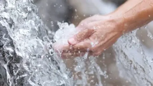 Hände unter fließendem Wasser.