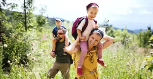 Familie wandert durch die Natur