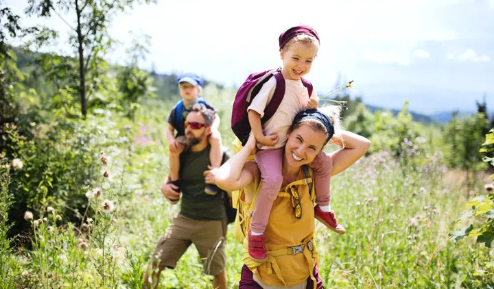 Familie wandert durch die Natur