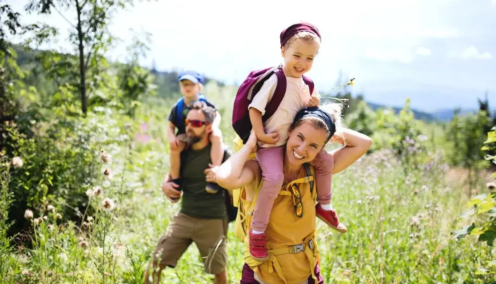 Familie wandert durch die Natur