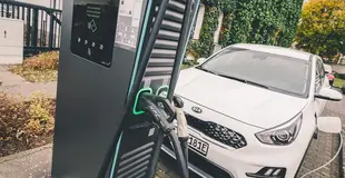 Bild Schnellladesäule mit weißem Auto