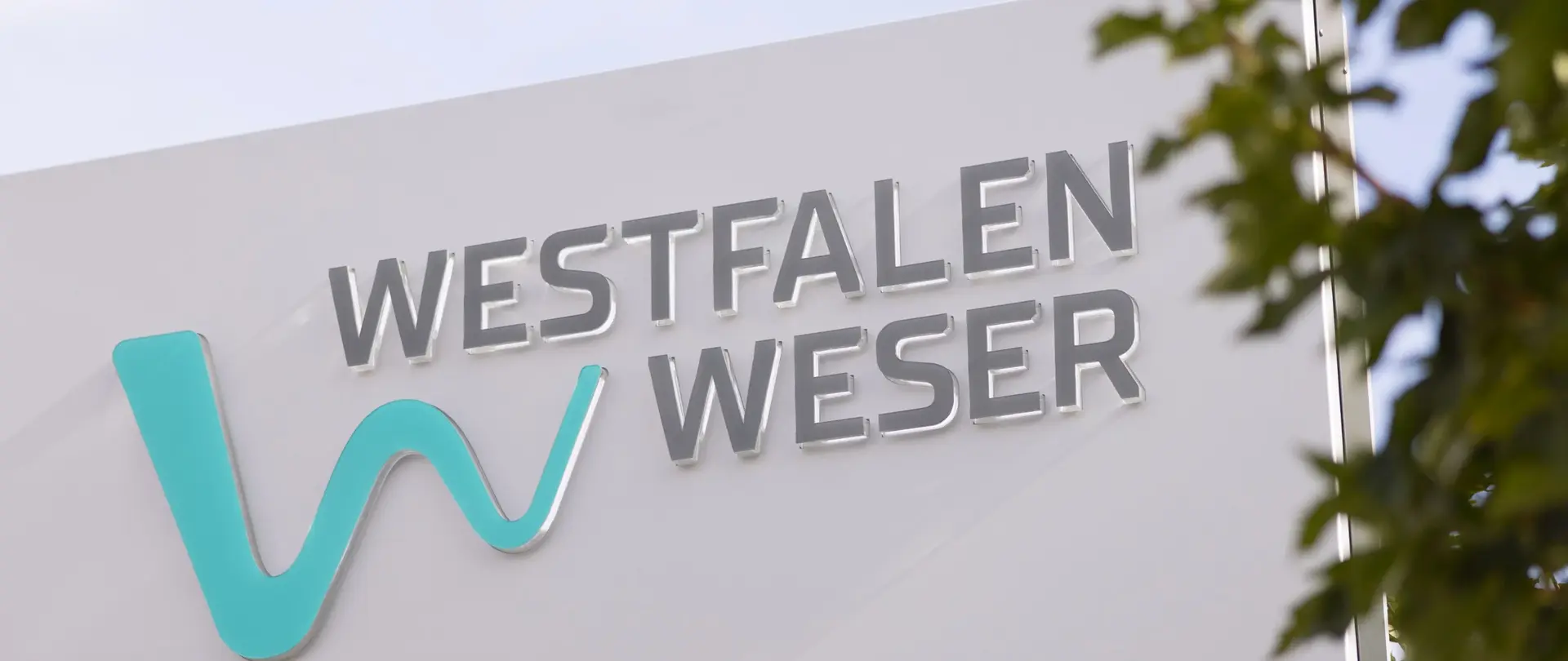 Schild mit Westfalen Weser Logo
