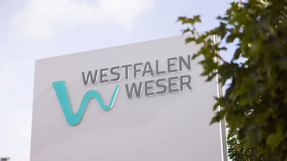 Schild mit Westfalen Weser Logo