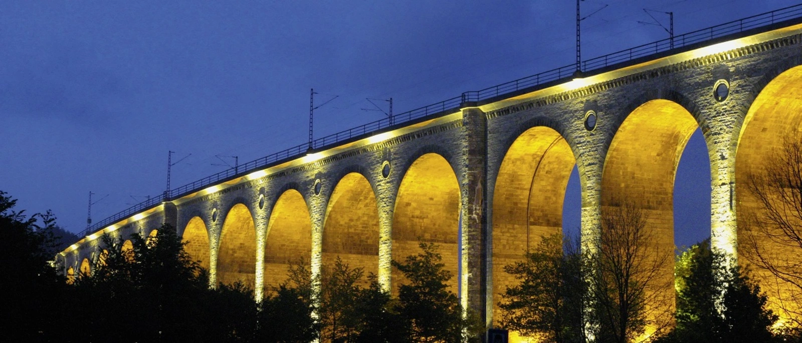 Beleuchteter Viadukt