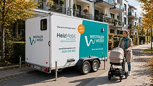 Heizmobil vor einem Mehrfamilienhaus