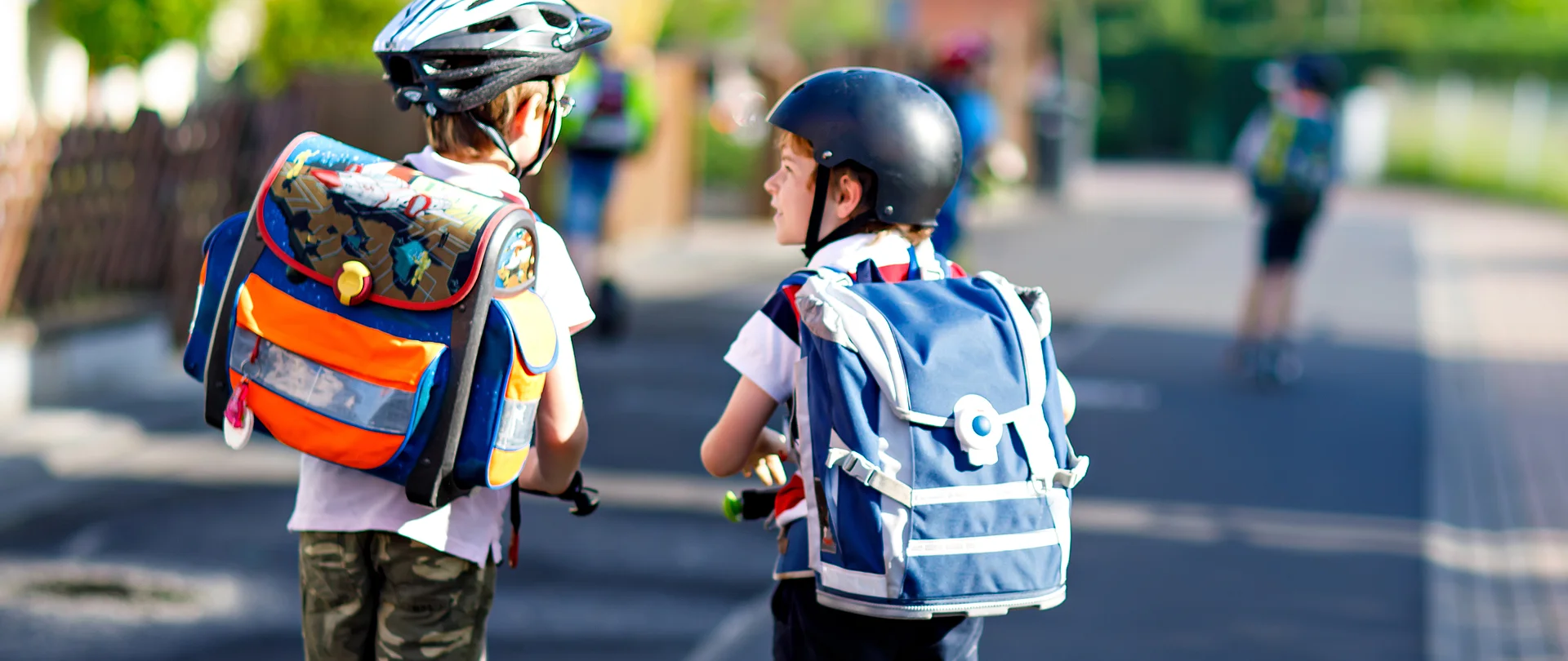 Zwei Schulkinder auf der digital erfassten Straße
