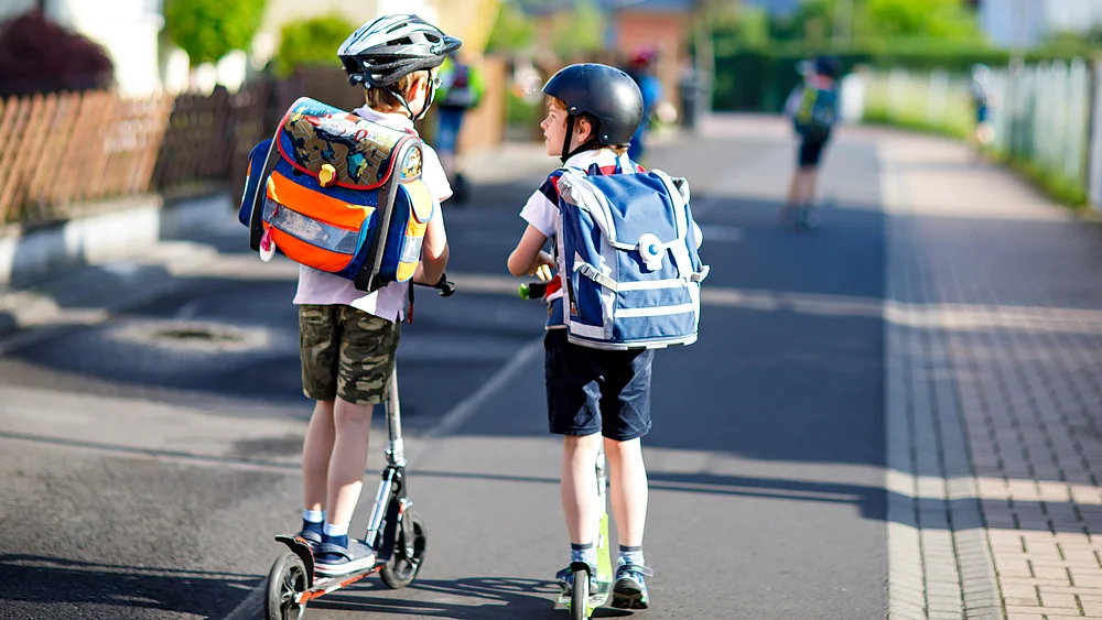 Zwei Schulkinder auf der digital erfassten Straße