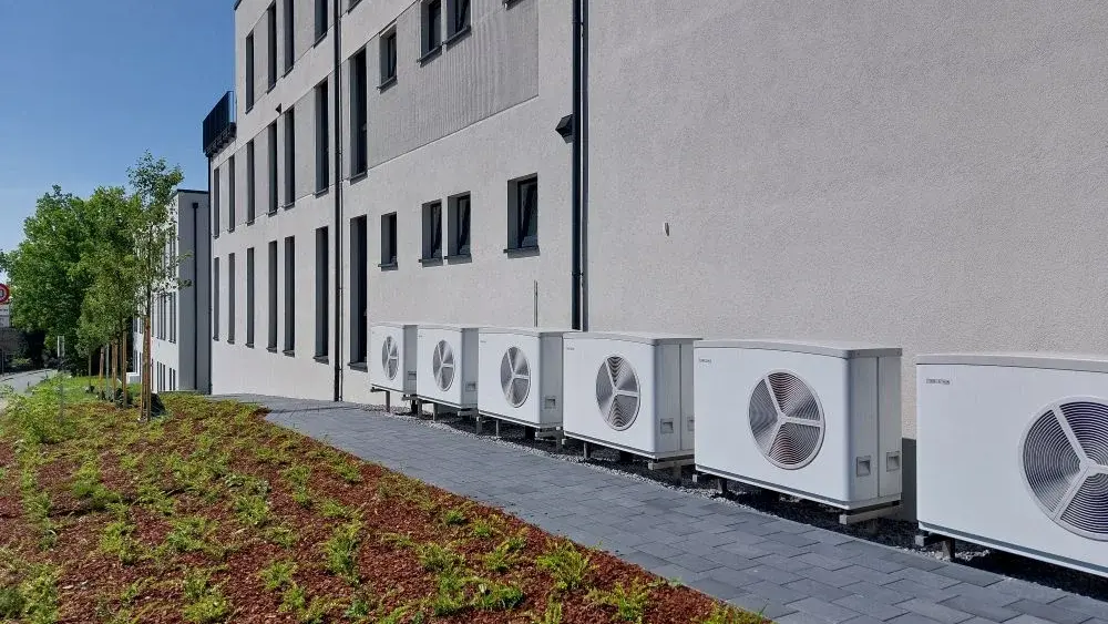Wärmepumpen am Geschäftsgebäude