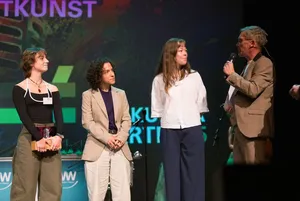 Westfalen Weser KulturStarter Preisverleihung. Drei Frauen werden auf der Bühne der Verleihung zum KulturStarter von einem Mann interviewt.