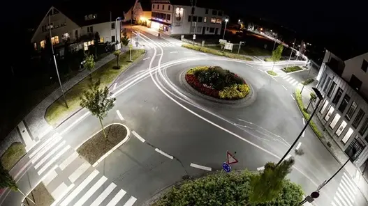 Beleuchtete Straßenkreuzung