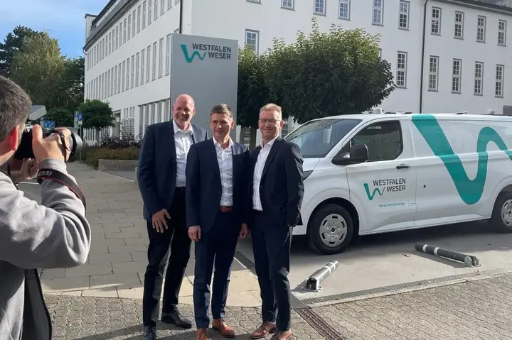 Fotoaufnahmen der Geschäftsführung vor neuer Stehle und neuer Fahrzeugfolierung