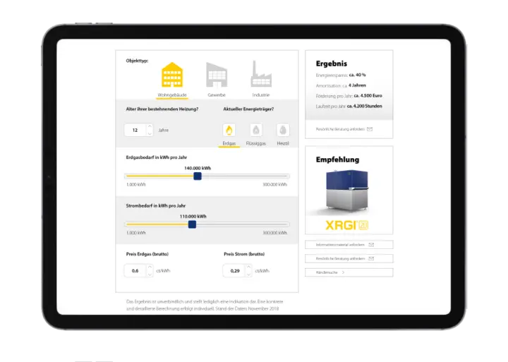 Ein Tablet mit dem BHKW-Rechner auf dem Display