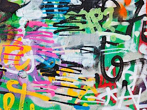 Buntes Gemälde im Streetart Stil mit Tags
