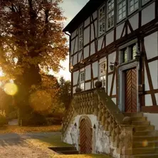 Ein ländlich gelegenes Fachwerkhaus. Sonnenuntergang