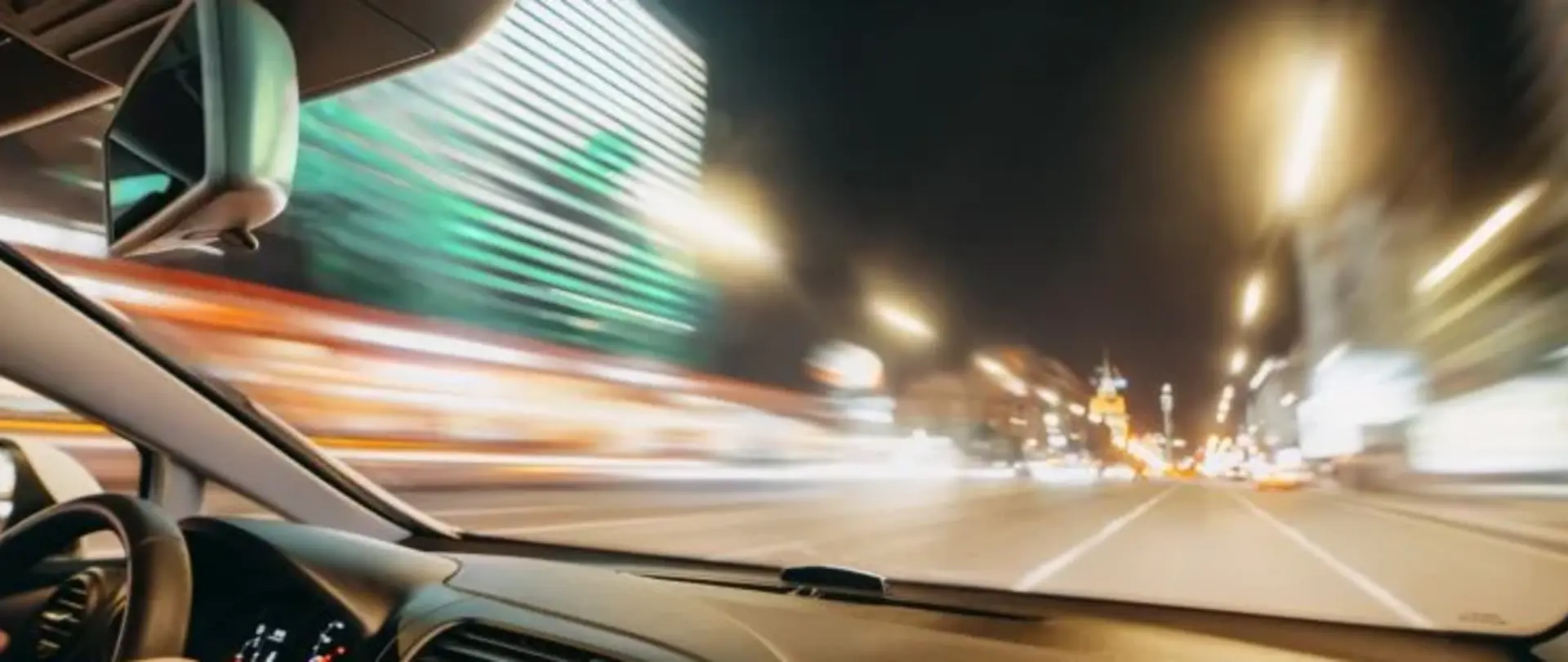 Straßenbeleuchtung bei Nacht