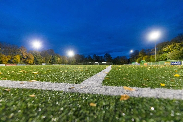 Gut ausgeleuchteter Sportplatz