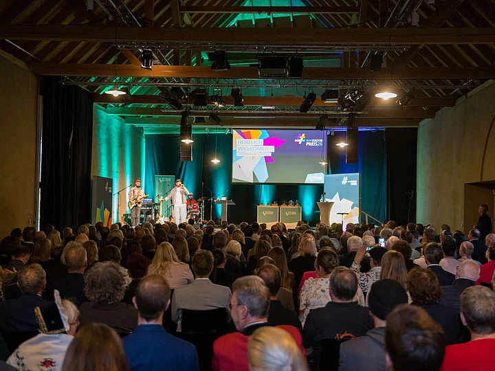 Preisverleihung des WWKulturpreis26 Publikum vor einer Bühne während der Preisverleihung des WW Kulturpreises 2026 in einer Veranstaltungshalle.