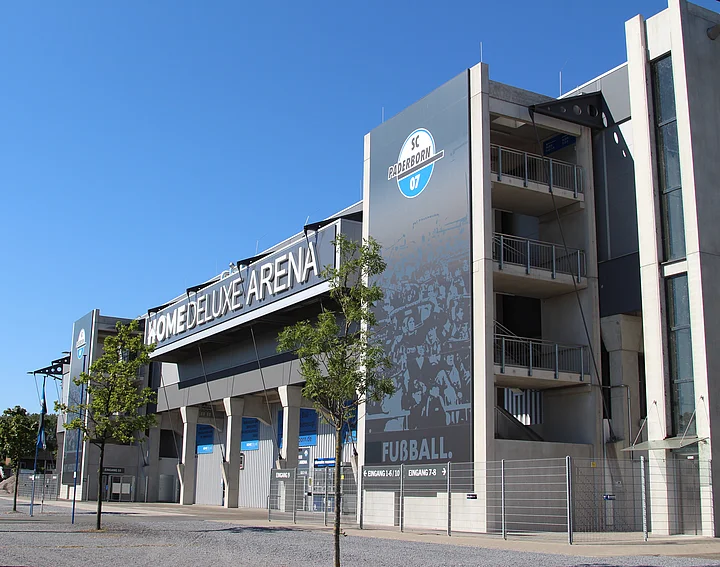 Seitliche Ansicht von dem SC Paderborn Stadion, bei Sonnenschein.