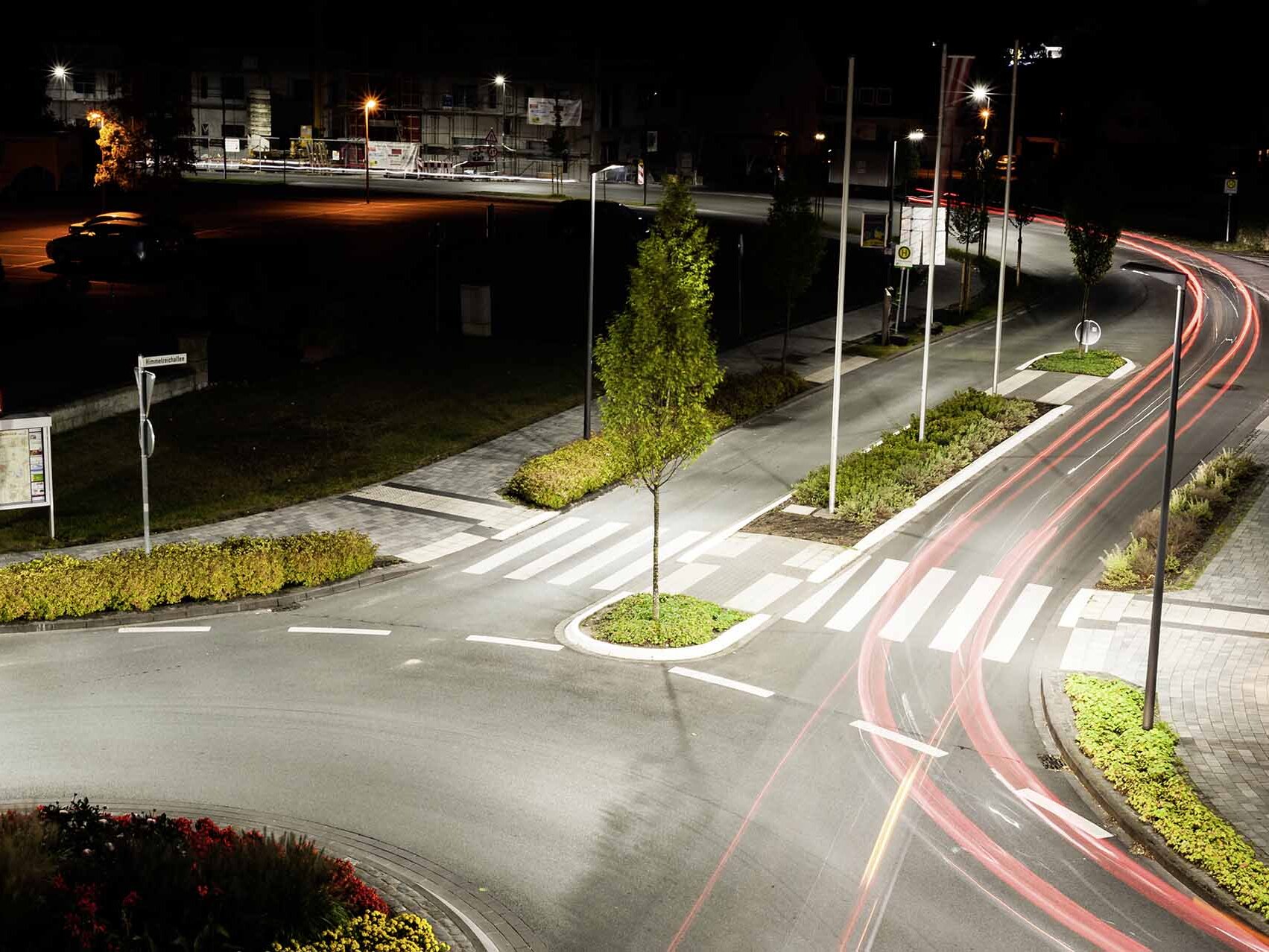 Kreuzung mit Straßenbeleuchtung bei Nacht