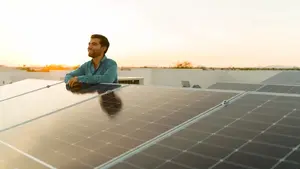 Mann schaut über PV-Dach