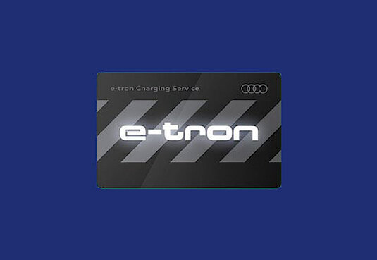 Schriftzug Audi e-tron auf einem dunkelblauen Hintergrund