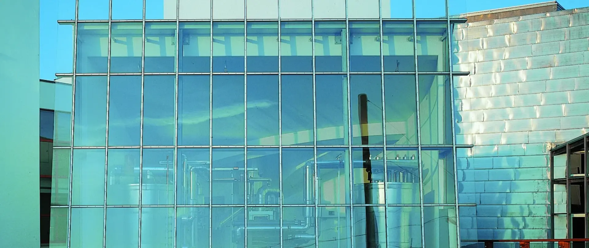 Ein großes, modernes Blockheizkraftwerk